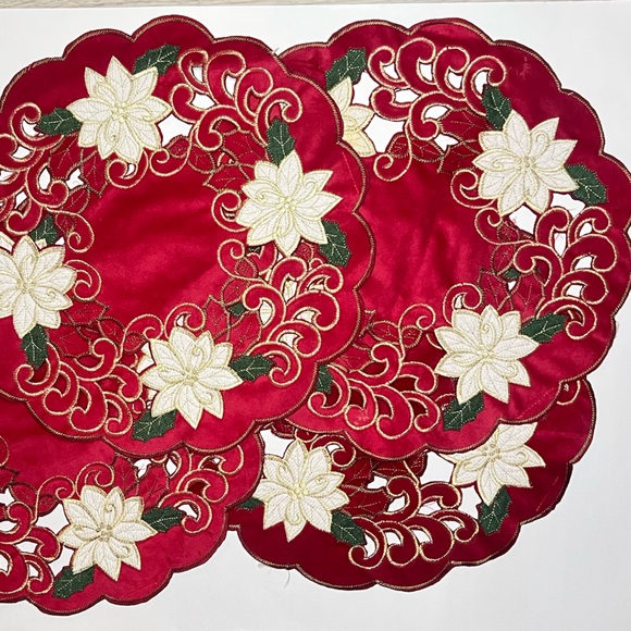 Christmas-themed, round, 4 embroidered placemats - Picture 4 of 6